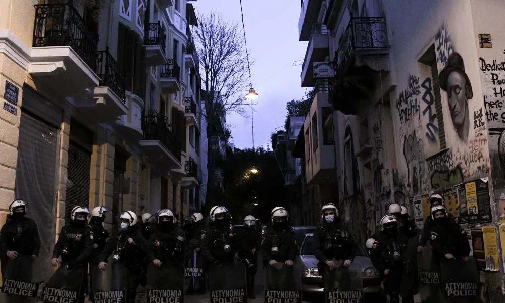 Μετανιωμένος ο αστυνομικός που κατέστρεψε ανθοδέσμη στα Εξάρχεια